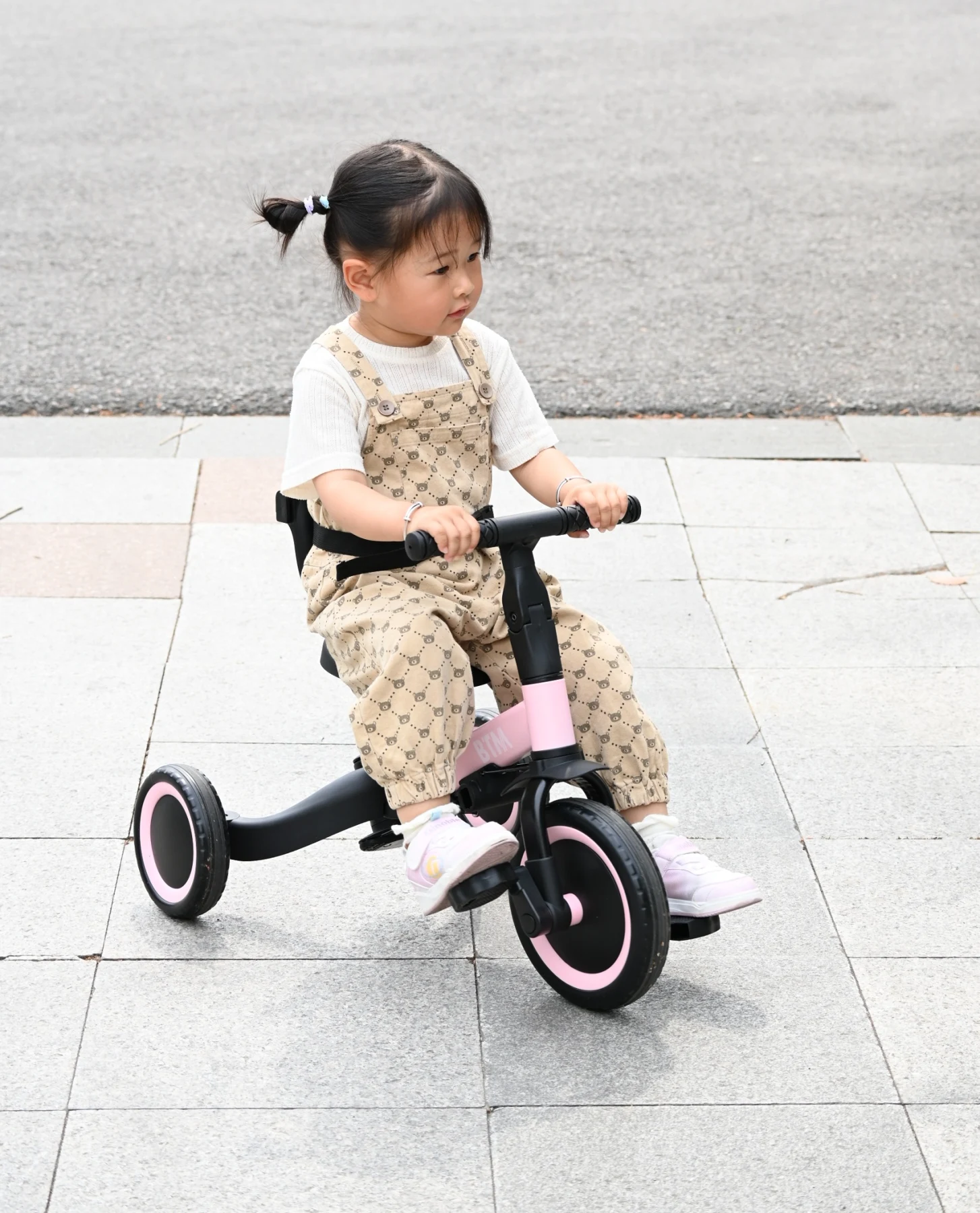 三輪車 足けりバイク 一台4役 ベビーカー かじとり 手押し棒付 セーフティーガード付き 子供用三輪車 子供自転車 3輪 キッズ 幼児 自転車 バイク ペダル付き コントロールバー付き 乗用玩具 軽量 誕生日 1-5歳 組み立て簡単 プレゼント