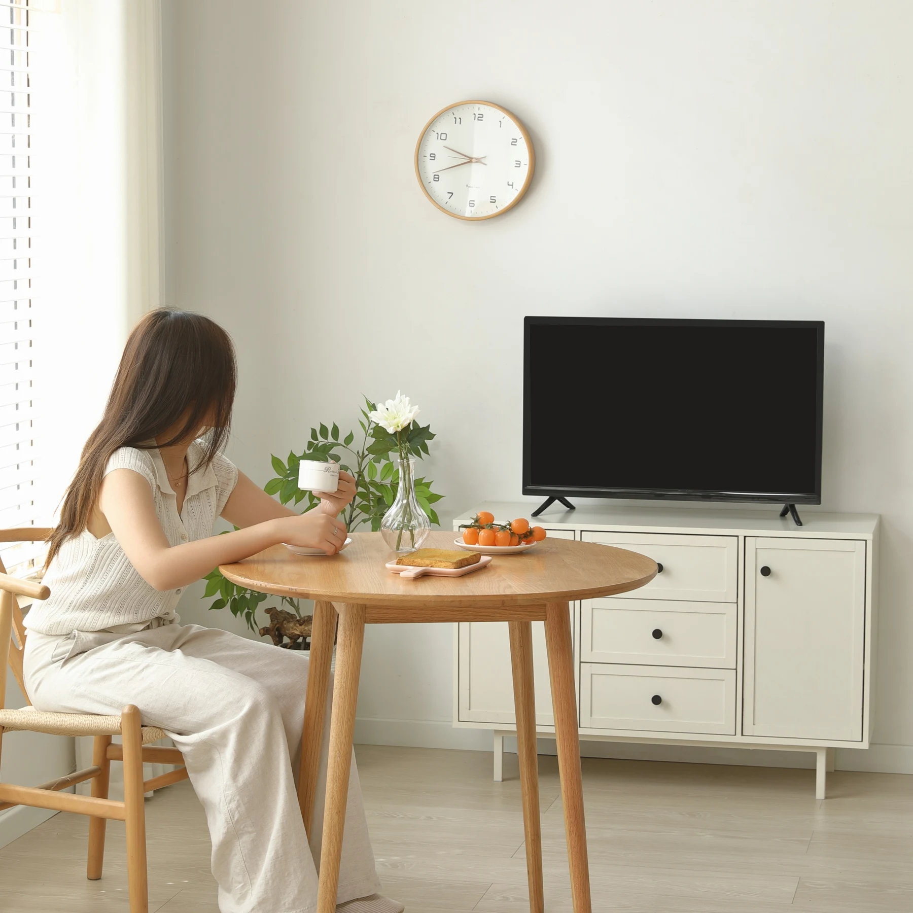 キャビネット 木製 脚付き サイドボード ロータイプ テレビ台 北欧風 引き出し付き 扉付き 収納棚 大容量収納 リビングボード おしゃれ チェスト タンス コード穴 木目調 TV台 ラック