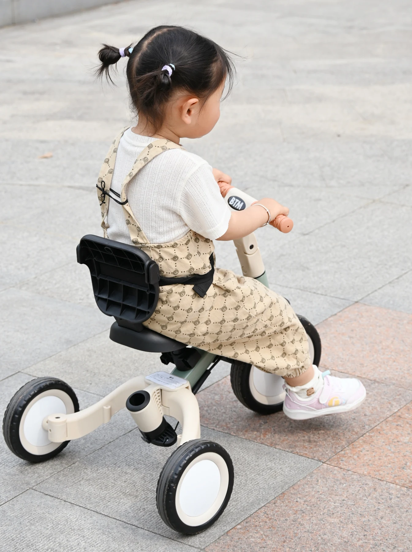 三輪車 足けりバイク 一台4役 ベビーカー かじとり 手押し棒付 セーフティーガード付き 子供用三輪車 子供自転車 3輪 キッズ 幼児 自転車 バイク ペダル付き コントロールバー付き 乗用玩具 軽量 誕生日 1-5歳 組み立て簡単 プレゼント