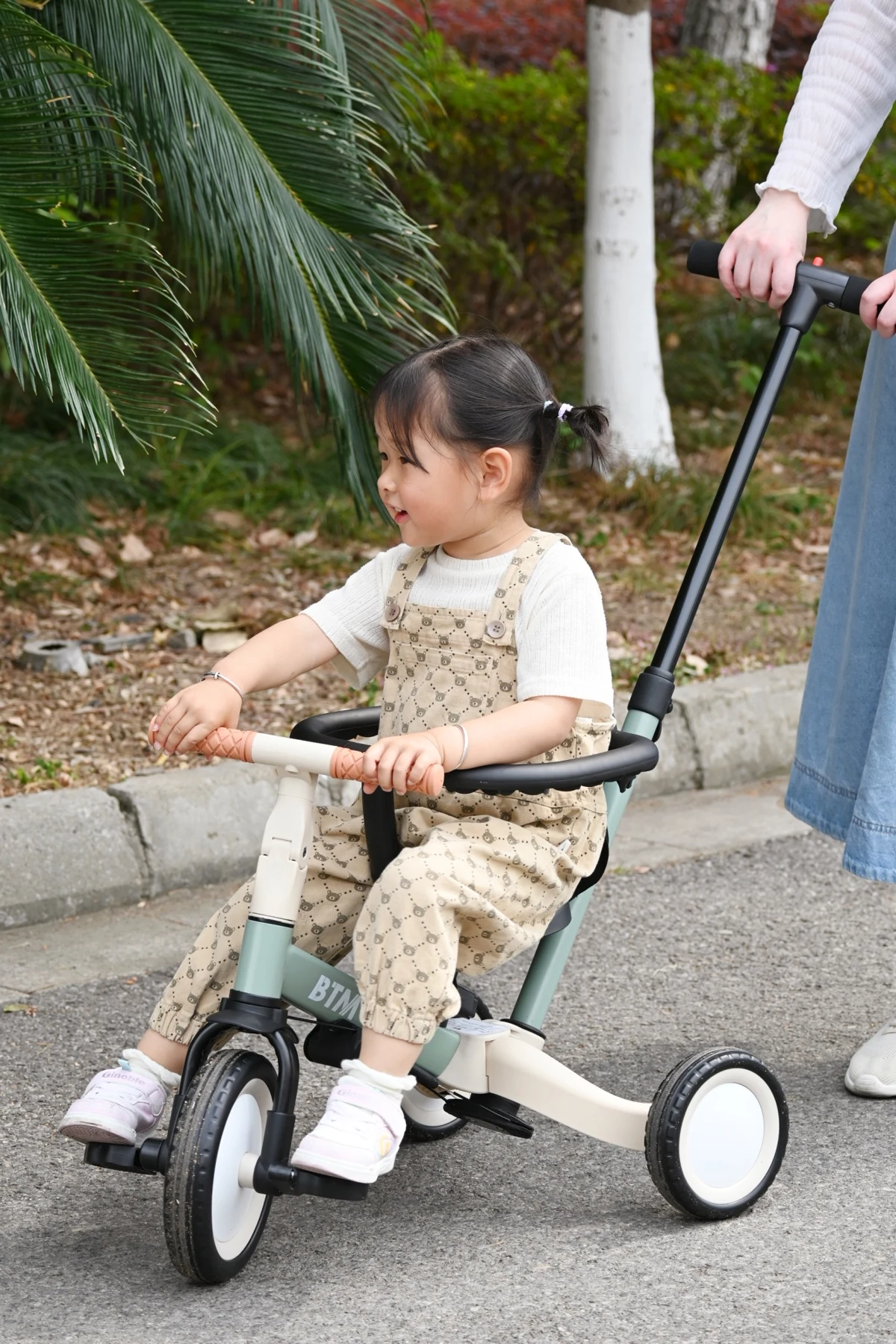 三輪車 足けりバイク 一台4役 ベビーカー かじとり 手押し棒付 セーフティーガード付き 子供用三輪車 子供自転車 3輪 キッズ 幼児 自転車 バイク ペダル付き コントロールバー付き 乗用玩具 軽量 誕生日 1-5歳 組み立て簡単 プレゼント