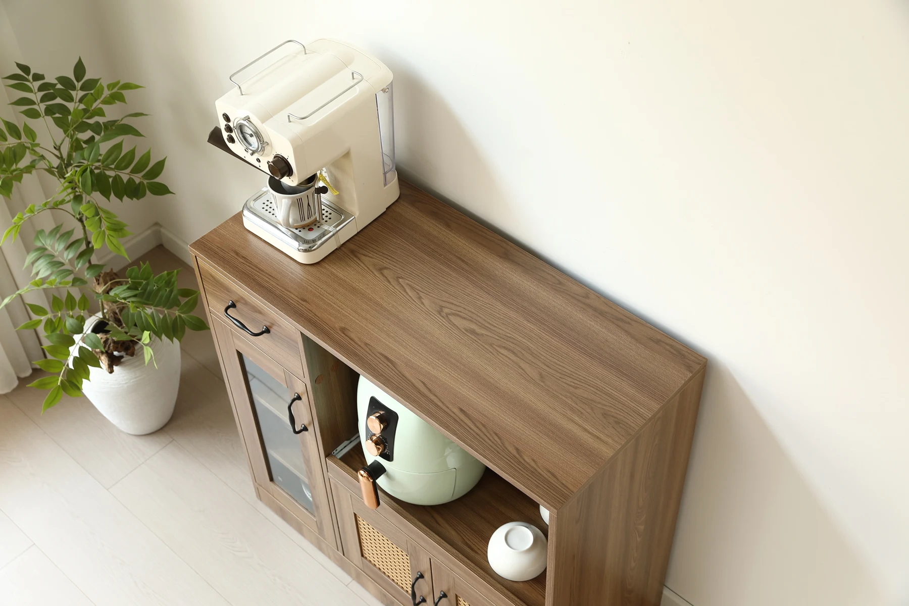 キッチンカウンター 食器棚 キッチンキャビネット レンジ台 キッチン収納 幅88cm ラタン調 引き出し付き 組立品 扉付き スライドレール ロータイプ キッチンラック レンジボード 収納 ガラス コンパクト