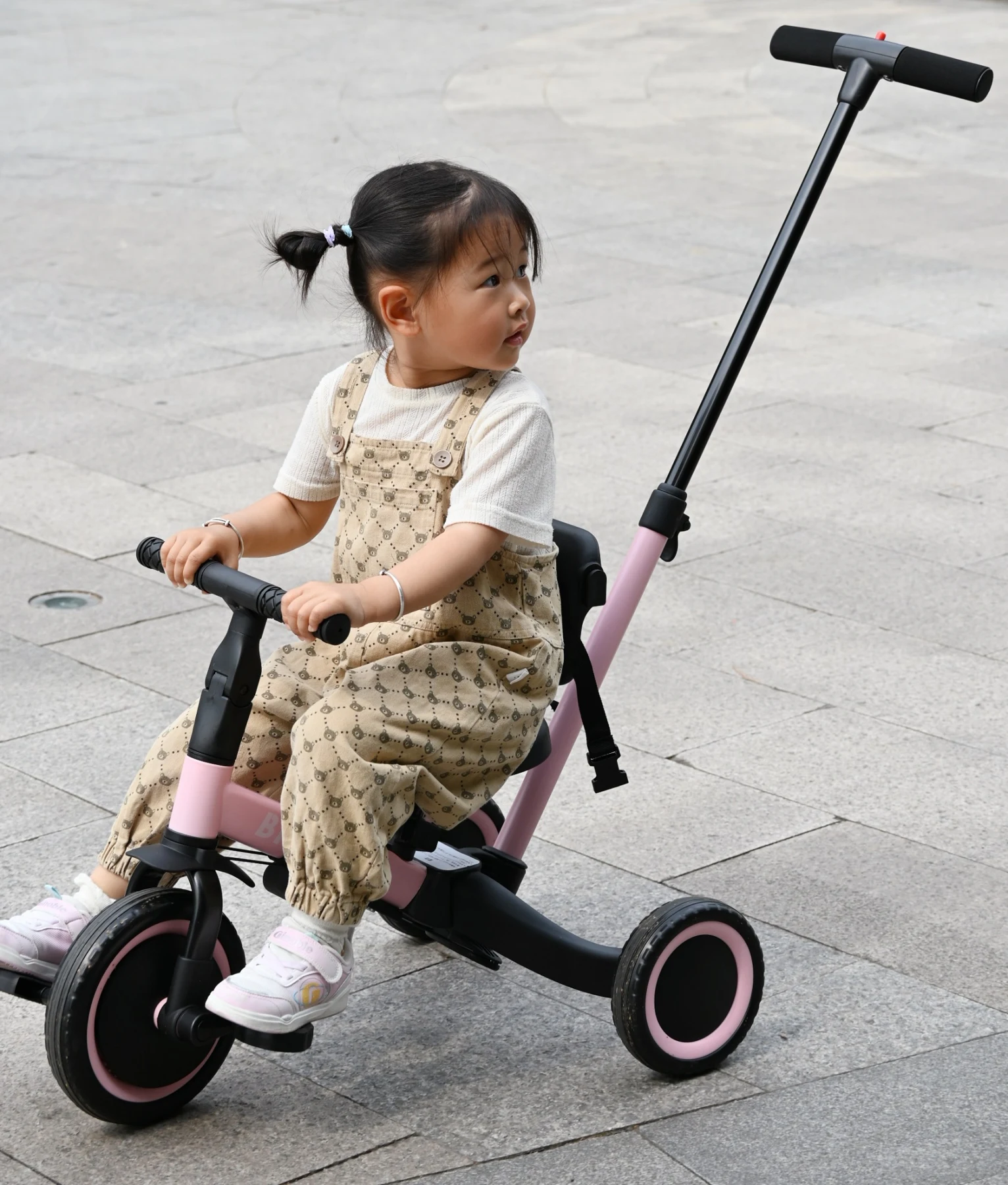 三輪車 足けりバイク 一台4役 ベビーカー かじとり 手押し棒付 セーフティーガード付き 子供用三輪車 子供自転車 3輪 キッズ 幼児 自転車 バイク ペダル付き コントロールバー付き 乗用玩具 軽量 誕生日 1-5歳 組み立て簡単 プレゼント