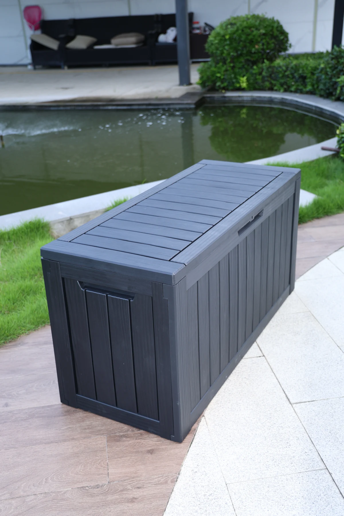 【ブラック 300L 117.7*47.7*59.4cm 油圧シリンダー付き スチールプレート補強】戸外収納庫 収納ボックス 置き配 ゴミ箱 小型 屋外 ストッカー 防水/耐侯 収納可能 ガーデン/庭/ベランダ 頑丈
