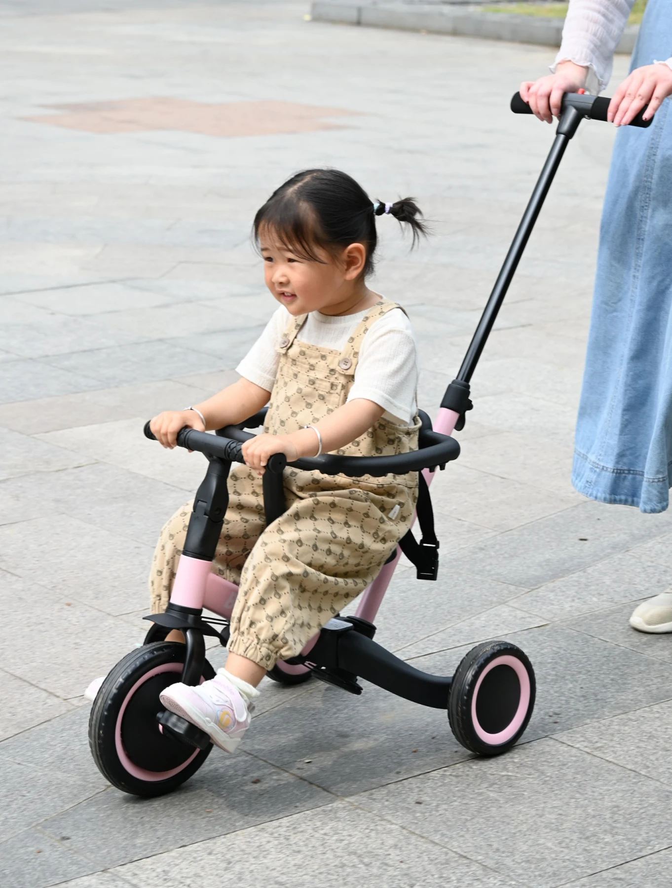 三輪車 足けりバイク 一台4役 ベビーカー かじとり 手押し棒付 セーフティーガード付き 子供用三輪車 子供自転車 3輪 キッズ 幼児 自転車 バイク ペダル付き コントロールバー付き 乗用玩具 軽量 誕生日 1-5歳 組み立て簡単 プレゼント
