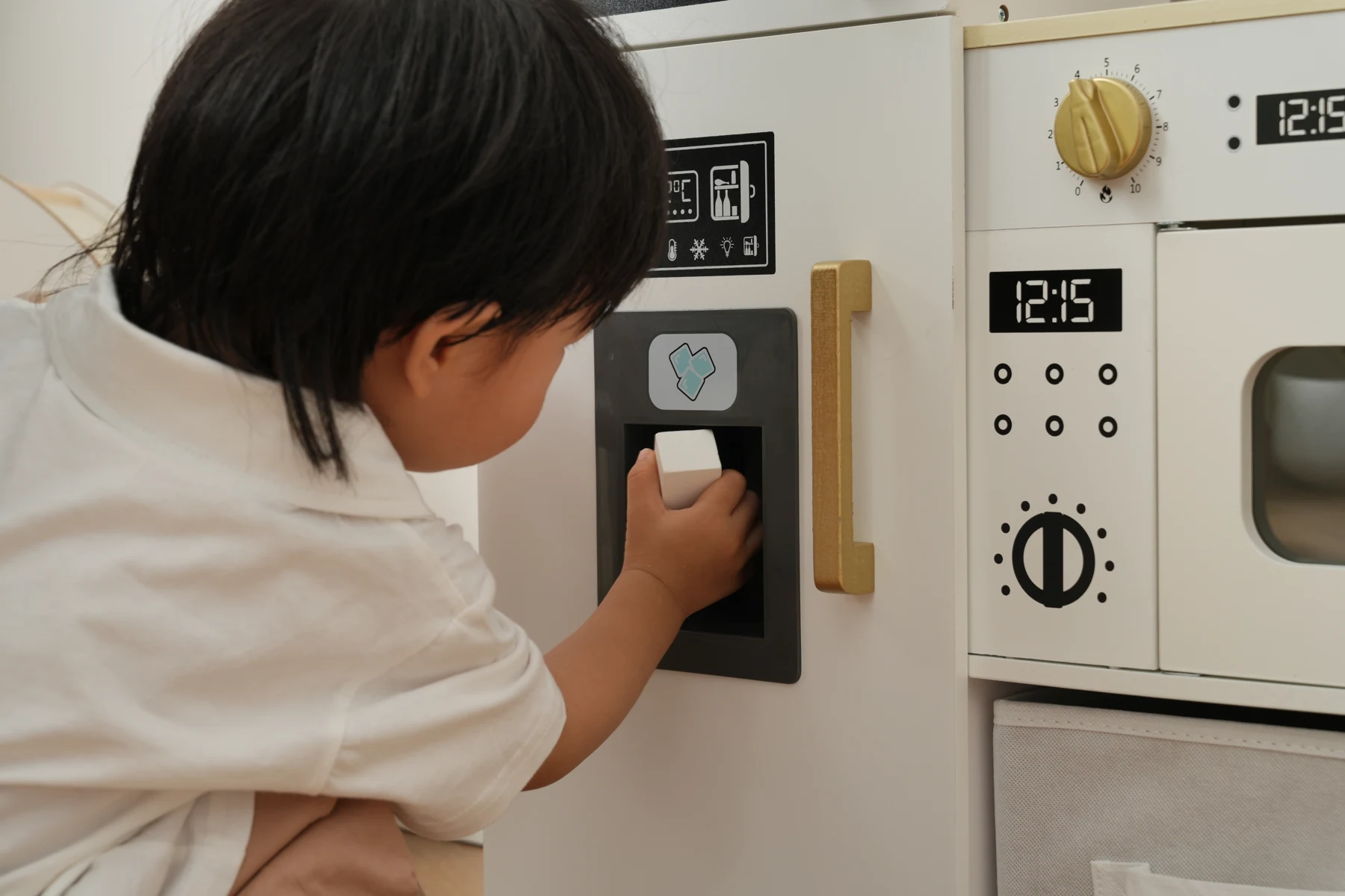 おままごと キッチン 絵描きキッチン 付属品 木製 台所 調理器具付き 知育玩具 コンロ 冷蔵庫 製氷機 電子レンジ 家事 おもちゃ キッズ ベビー 誕生日 プレゼント【ホワイト】