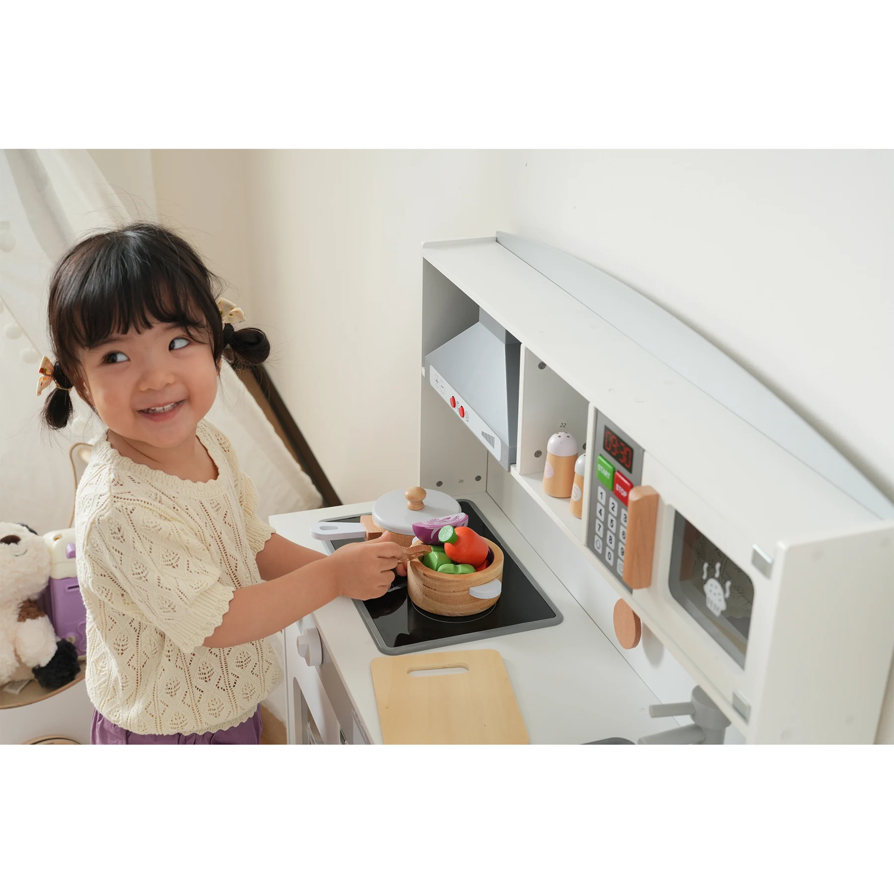 おままごと キッチン 木製 台所 ライト付き 調理器具付き 調味料 食材 野菜 知育玩具 コンロ 電子レンジ 家事 おもちゃ キッズ ベビー 誕生日 プレゼント【ホワイト】