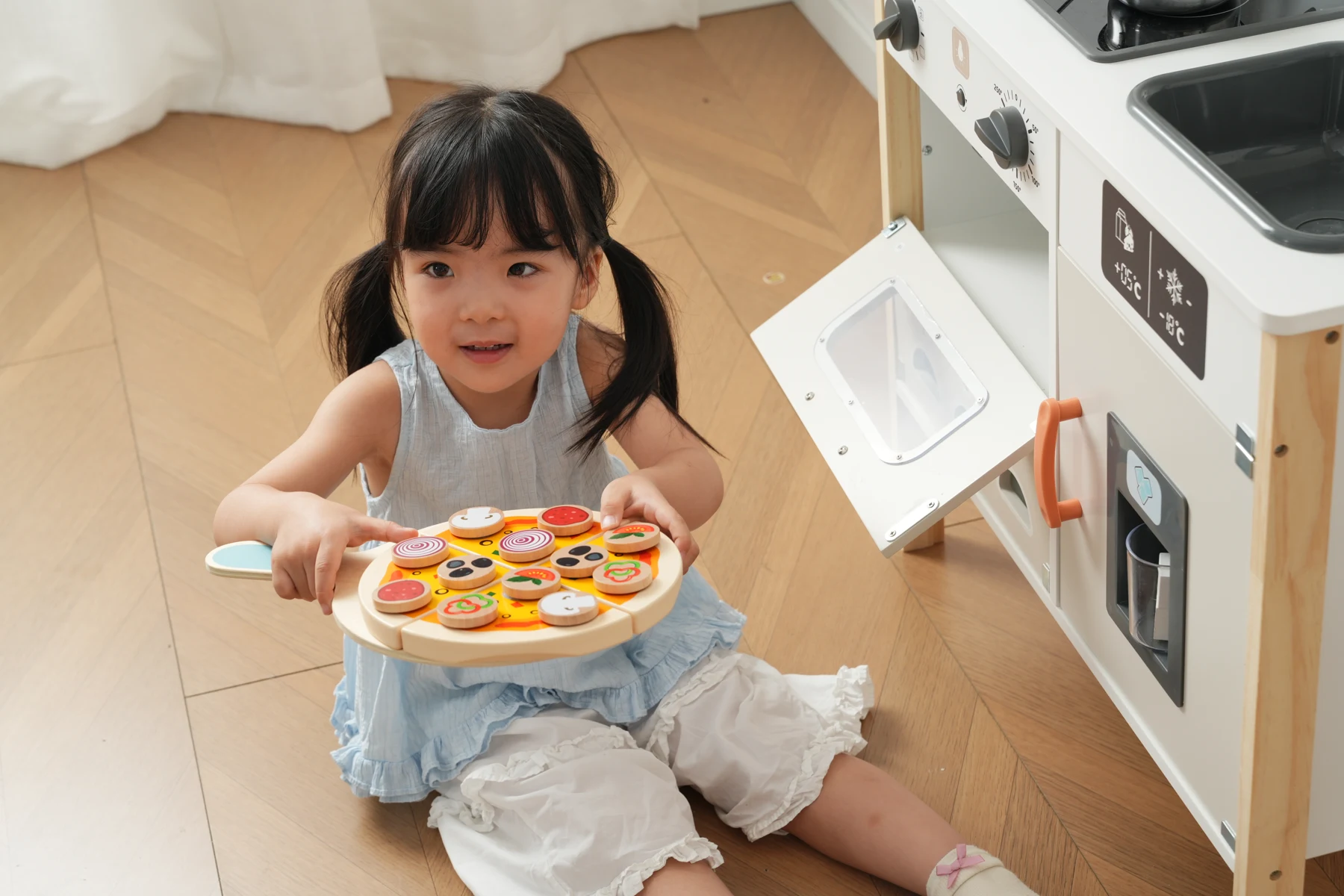 おままごと キッチン 本物みたいピザ付き 泡立て器 木製 コーヒーメーカー 台所 調理器具付き 知育玩具 コンロ 冷蔵庫 製氷機 電子レンジ 家事 おもちゃ キッズ ベビー 誕生日 プレゼント【ホワイト】