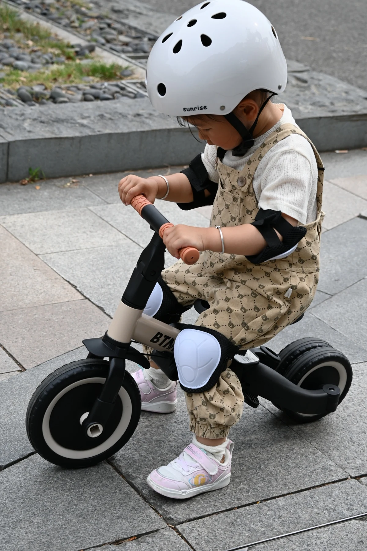 三輪車 足けりバイク 一台4役 ベビーカー かじとり 手押し棒付 セーフティーガード付き 子供用三輪車 子供自転車 3輪 キッズ 幼児 自転車 バイク ペダル付き コントロールバー付き 乗用玩具 軽量 誕生日 1-5歳 組み立て簡単 プレゼント