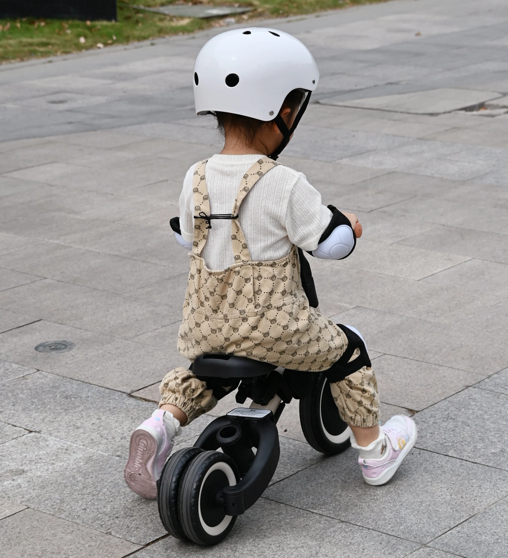 三輪車 足けりバイク 一台4役 ベビーカー かじとり 手押し棒付 セーフティーガード付き 子供用三輪車 子供自転車 3輪 キッズ 幼児 自転車 バイク ペダル付き コントロールバー付き 乗用玩具 軽量 誕生日 1-5歳 組み立て簡単 プレゼント