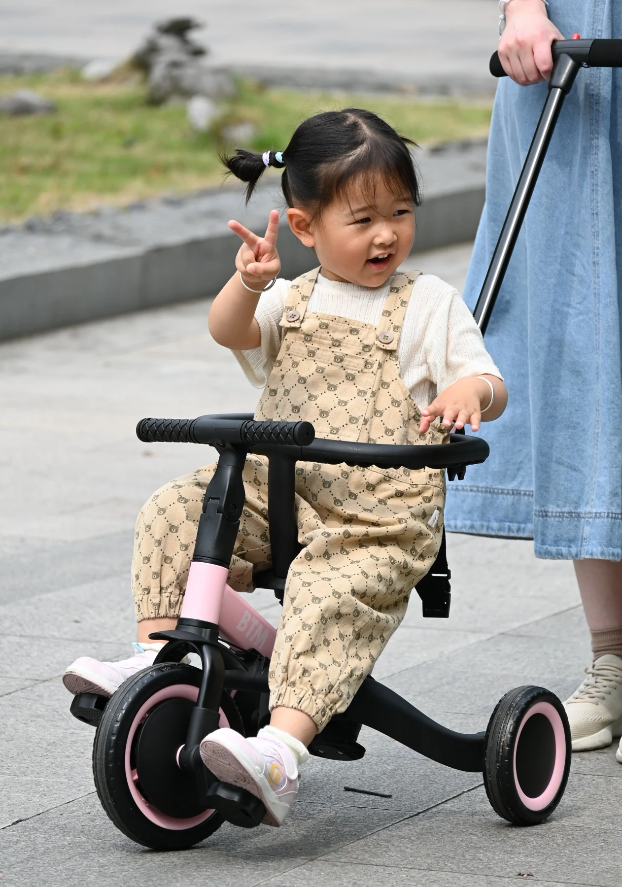 三輪車 足けりバイク 一台4役 ベビーカー かじとり 手押し棒付 セーフティーガード付き 子供用三輪車 子供自転車 3輪 キッズ 幼児 自転車 バイク ペダル付き コントロールバー付き 乗用玩具 軽量 誕生日 1-5歳 組み立て簡単 プレゼント