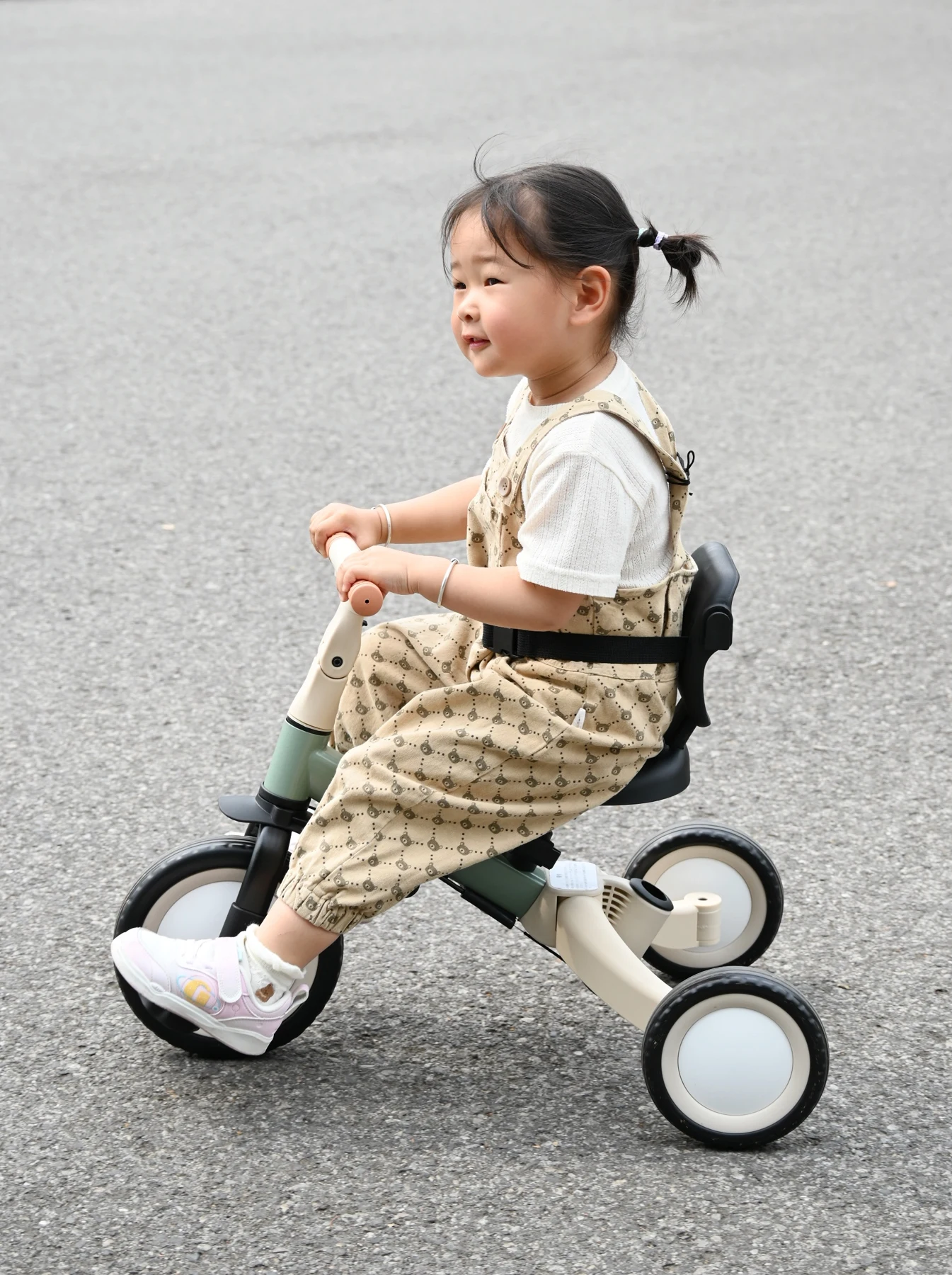 三輪車 足けりバイク 一台4役 ベビーカー かじとり 手押し棒付 セーフティーガード付き 子供用三輪車 子供自転車 3輪 キッズ 幼児 自転車 バイク ペダル付き コントロールバー付き 乗用玩具 軽量 誕生日 1-5歳 組み立て簡単 プレゼント
