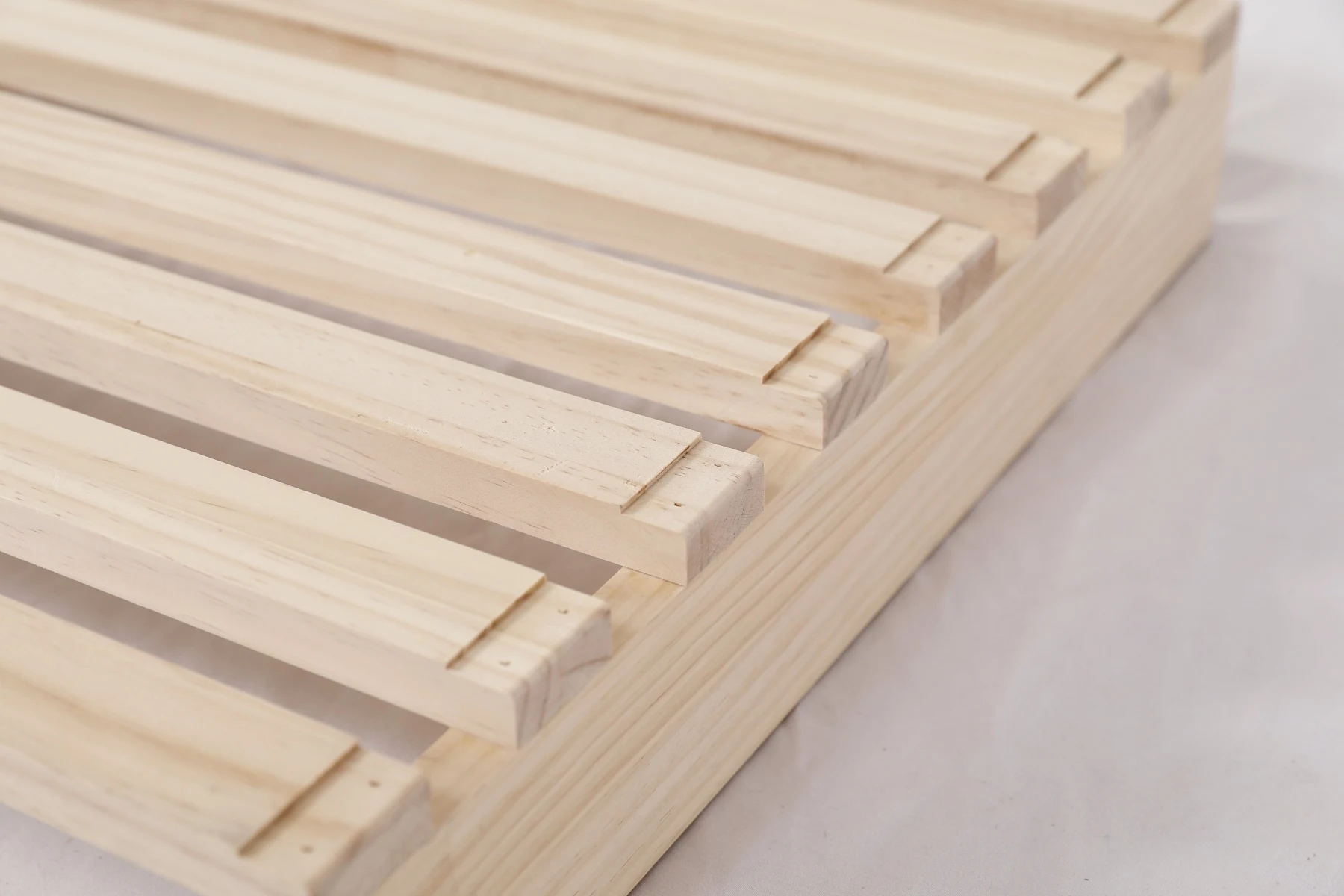 パレットベッド 8枚セット すのこベッド コンセント付き 天然パイン材 ローベッド 50*50cm 組み換え自由 木製 天然木 軽量 ベッド パレット ロータイプ ベッドフレーム