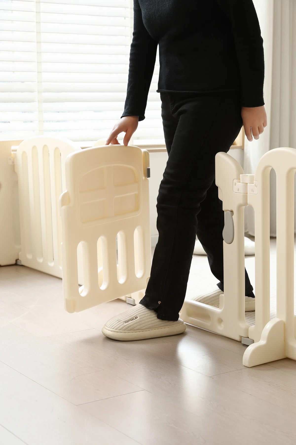 【幅260cm】ベビーサークル ベビーゲート キッズパーテーション 扉付き おくだけ 自立式 安全 倒れない ドアロック 変形可能 ベビーガード アレンジ自由自在 一直線 L字 コ字 簡単設置 リビング 赤ちゃん 仕切り ベビーフェンス テレビガード 育児