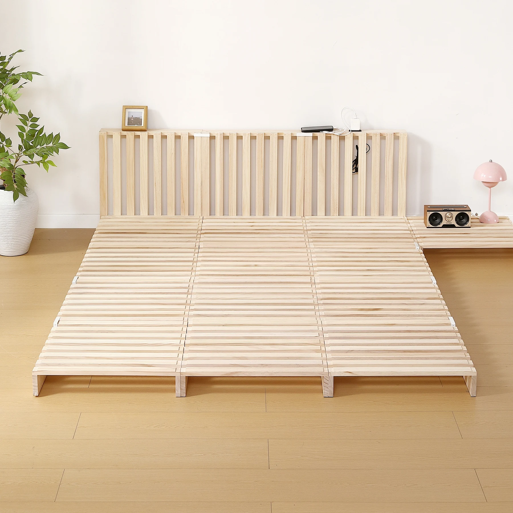 パレットベッド 16枚セット すのこベッド コンセント付き 天然パイン材 ローベッド 50*50cm 組み換え自由 木製 天然木 軽量 ベッド パレット ロータイプ ベッドフレーム