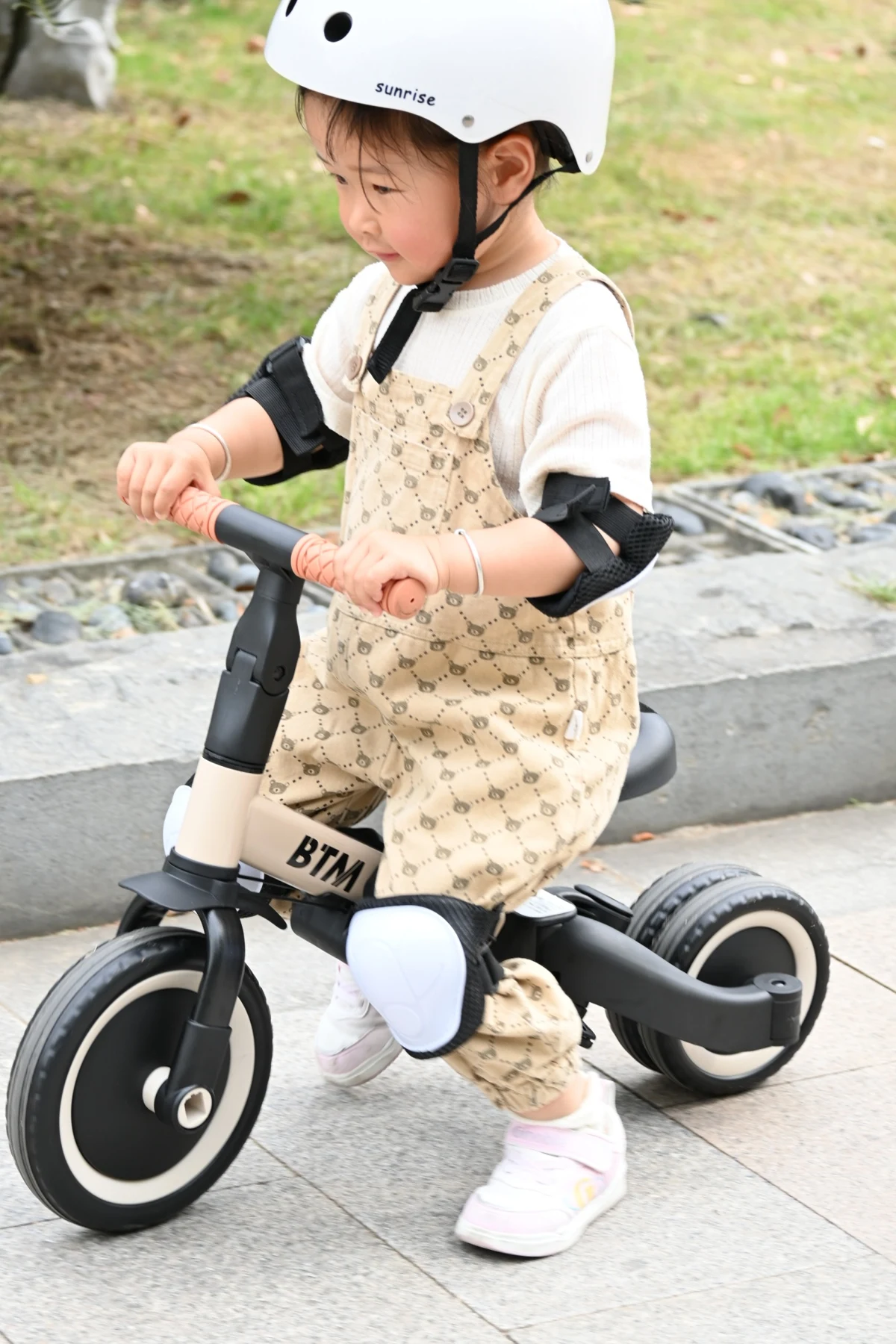 三輪車 足けりバイク 一台4役 ベビーカー かじとり 手押し棒付 セーフティーガード付き 子供用三輪車 子供自転車 3輪 キッズ 幼児 自転車 バイク ペダル付き コントロールバー付き 乗用玩具 軽量 誕生日 1-5歳 組み立て簡単 プレゼント