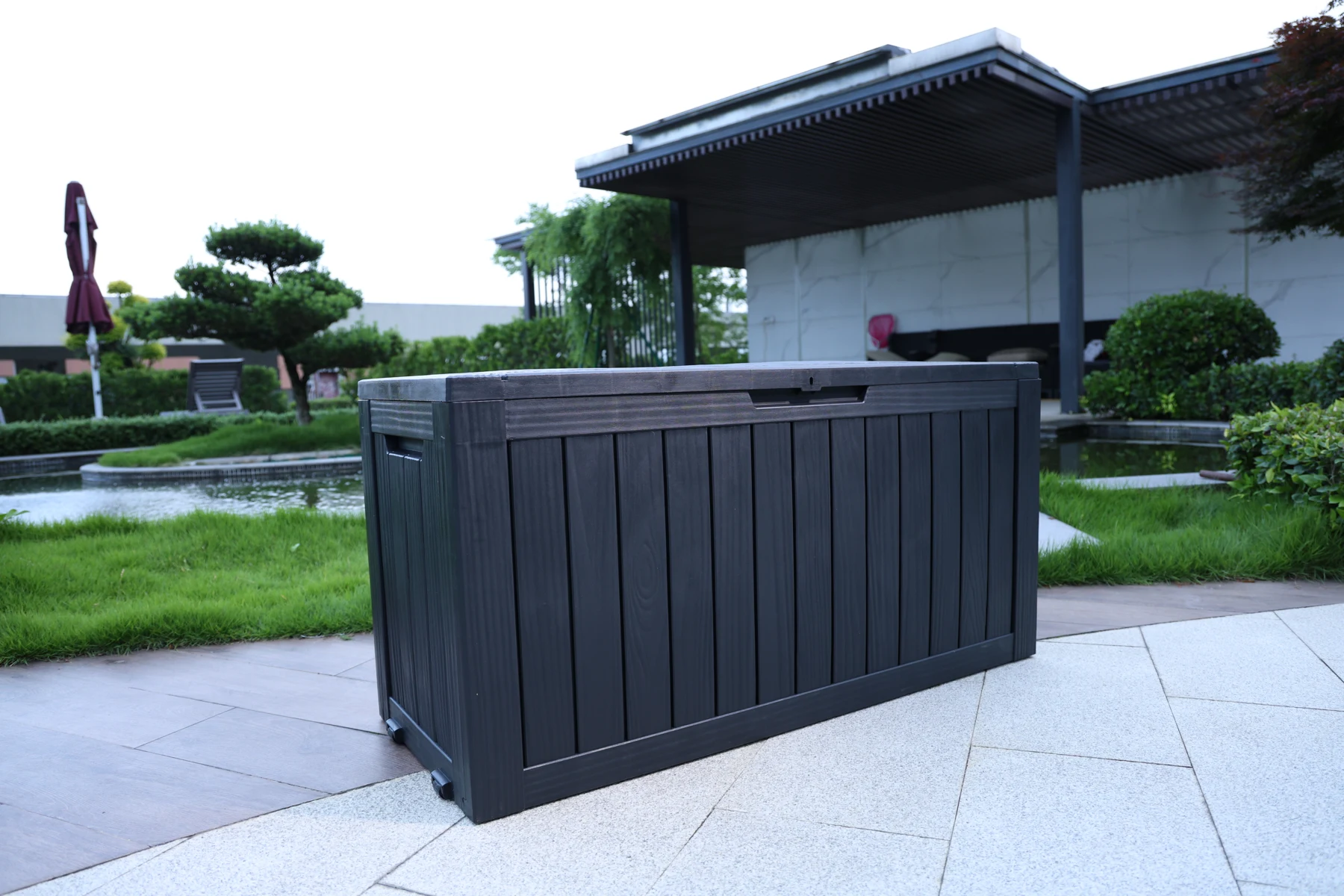 【ブラック 270L 114.7*46.5*57.6cm キャスター付き】戸外収納庫 収納ボックス 置き配 ゴミ箱 小型 屋外 ストッカー 防水/耐侯 収納可能 ガーデン/庭/ベランダ 頑丈