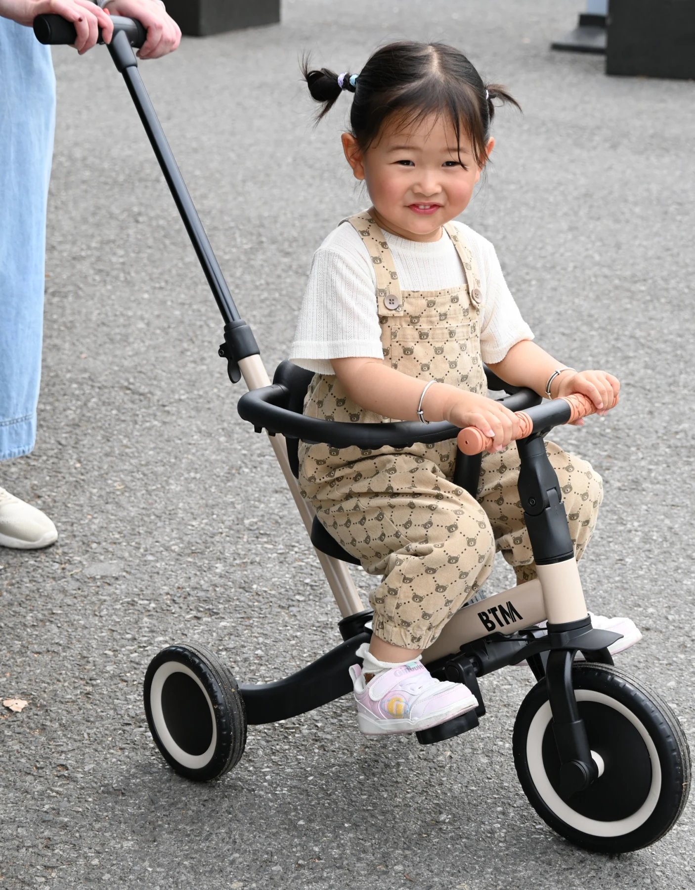 三輪車 足けりバイク 一台4役 ベビーカー かじとり 手押し棒付 セーフティーガード付き 子供用三輪車 子供自転車 3輪 キッズ 幼児 自転車 バイク ペダル付き コントロールバー付き 乗用玩具 軽量 誕生日 1-5歳 組み立て簡単 プレゼント