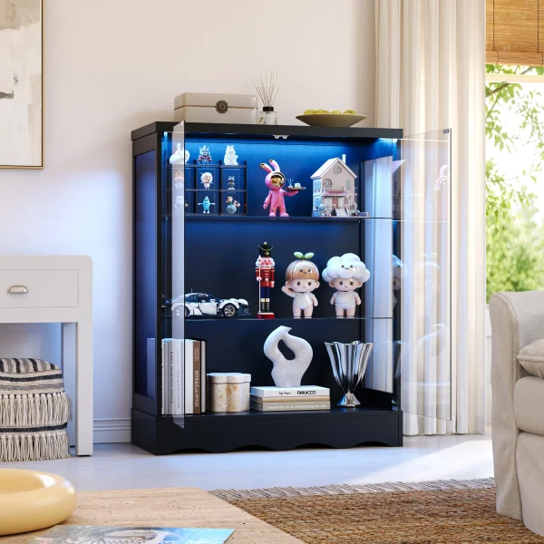 ガラスディスプレイキャビネット コレクションシェルフ 縦型100cm 可動棚板6段階調整 両開きガラス扉 7色LEDライト搭載 ボタン式コントローラー 三面クリアデザイン 強化ガラス棚板 花辺付きおしゃれ フィギュア・ワイン・本・バッグ収納 転倒防止金具付き 幅80×奥行35×高さ100cm ブラック