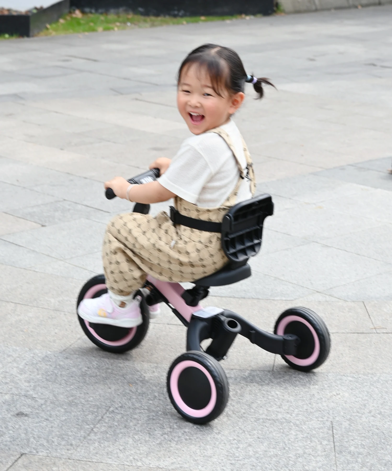 三輪車 足けりバイク 一台4役 ベビーカー かじとり 手押し棒付 セーフティーガード付き 子供用三輪車 子供自転車 3輪 キッズ 幼児 自転車 バイク ペダル付き コントロールバー付き 乗用玩具 軽量 誕生日 1-5歳 組み立て簡単 プレゼント