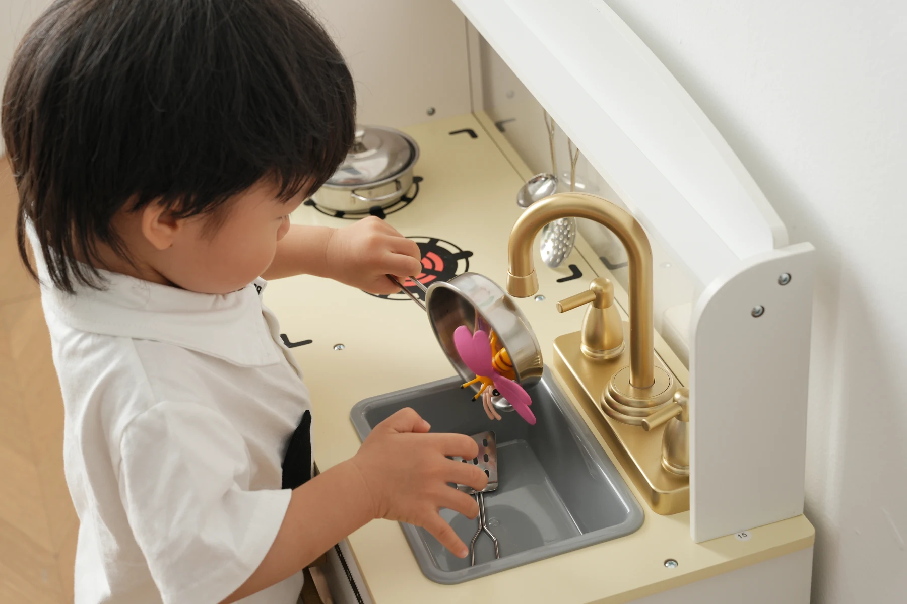 おままごと キッチン 絵描きキッチン 付属品 木製 台所 調理器具付き 知育玩具 コンロ 冷蔵庫 製氷機 電子レンジ 家事 おもちゃ キッズ ベビー 誕生日 プレゼント【ホワイト】