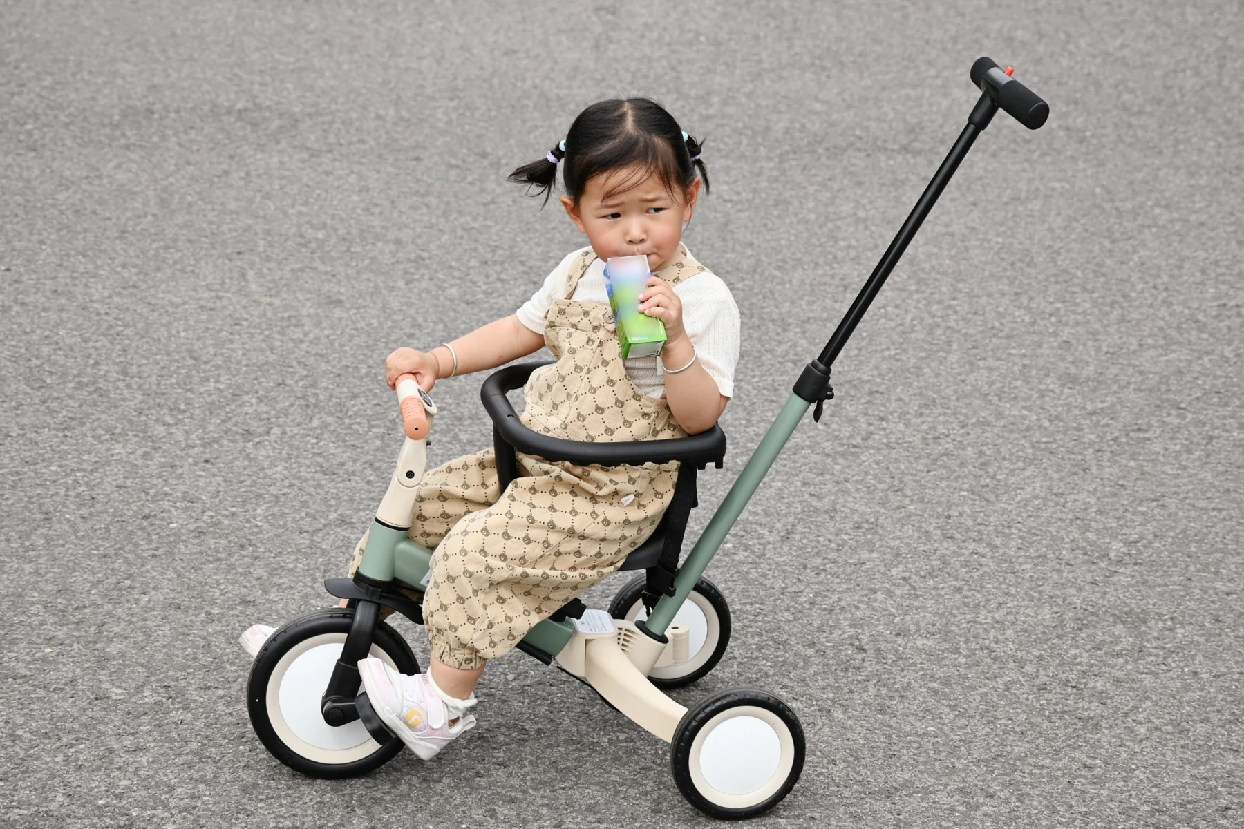 三輪車 足けりバイク 一台4役 ベビーカー かじとり 手押し棒付 セーフティーガード付き 子供用三輪車 子供自転車 3輪 キッズ 幼児 自転車 バイク ペダル付き コントロールバー付き 乗用玩具 軽量 誕生日 1-5歳 組み立て簡単 プレゼント