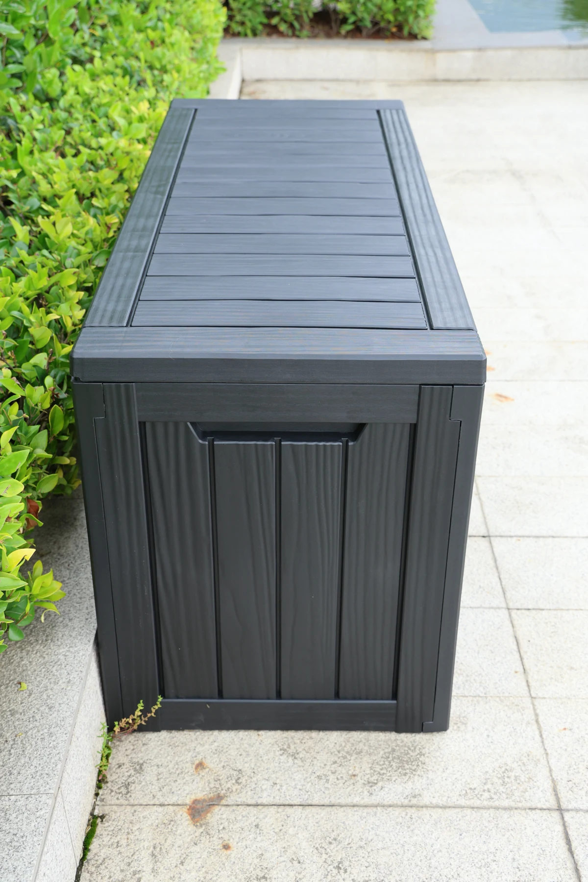 【ブラック 300L 117.7*47.7*59.4cm 油圧シリンダー付き スチールプレート補強】戸外収納庫 収納ボックス 置き配 ゴミ箱 小型 屋外 ストッカー 防水/耐侯 収納可能 ガーデン/庭/ベランダ 頑丈