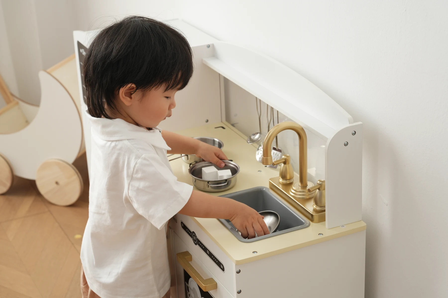 おままごと キッチン 絵描きキッチン 付属品 木製 台所 調理器具付き 知育玩具 コンロ 冷蔵庫 製氷機 電子レンジ 家事 おもちゃ キッズ ベビー 誕生日 プレゼント【ホワイト】